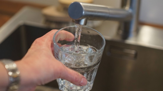 Leitungswasser besiegt Mineralwasser