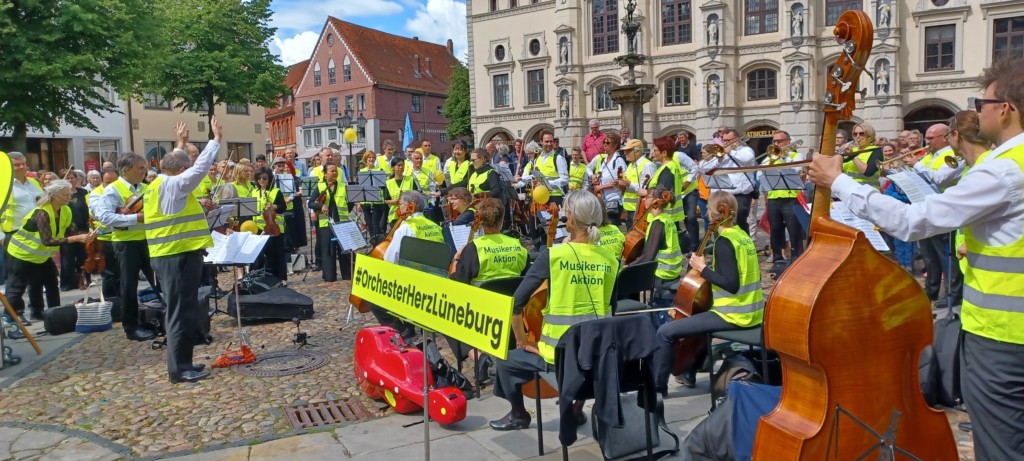 Die Lueneburger Symphoniker vor dem Rathaus