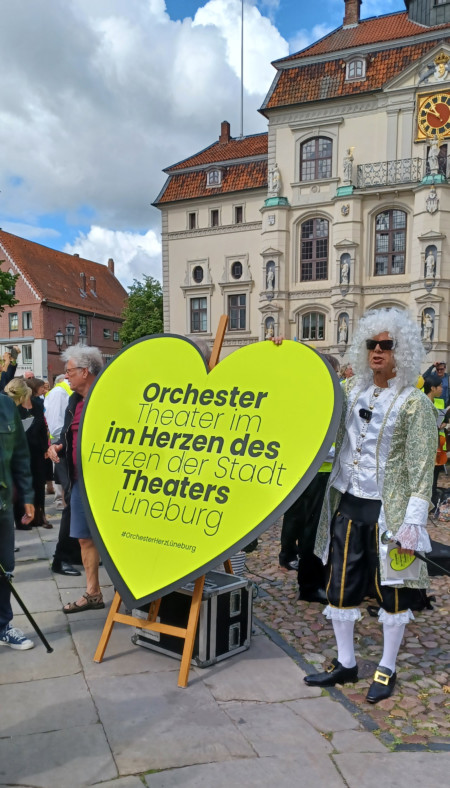Kultur im Landkreis Lueneburg Die Luenebuerg Symphoniker vor dem Luenebuger Rathaus